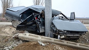 KONYA'NIN EREĞLİ İLÇESİNDE ELEKTRİK DİREĞİNE ÇARPAN OTOMOBİL HURDAYA DÖNDÜ