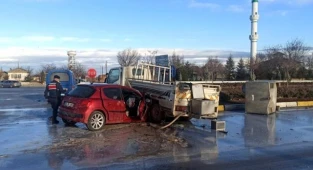 KONYA YOLUNDA SÜT KAMYONU OTOMOBİL İLE ÇARPIŞTI