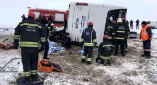 KONYA YOLUNDA OTOBÜS DEVRİLDİ KAZADA 5 KİŞİ ÖLDÜ 42 KİŞİ YARALANDI