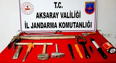 AKSARAY'DA KAÇAK KAZI YAPAN 3 DEFİNECİ SUÇÜSTÜ YAKALANDI