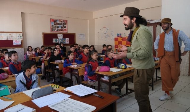 Konya'da 'çat kapı' sınıf tiyatrosu