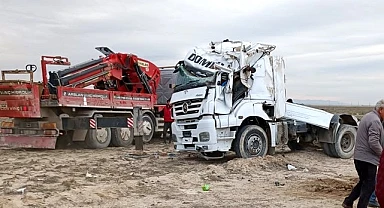 YEŞİLTÖMEK KÖYÜNDE KÜSBE YÜKLÜ TIR DEVRİLDİ