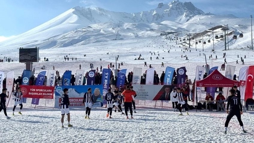 Kayseri Erciyes'te Kar Ragbi heyecanı başladı