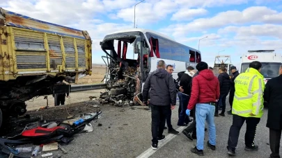 Konya'da yolcu otobüsü kamyona çarptı: 3 ölü 33 yaralı