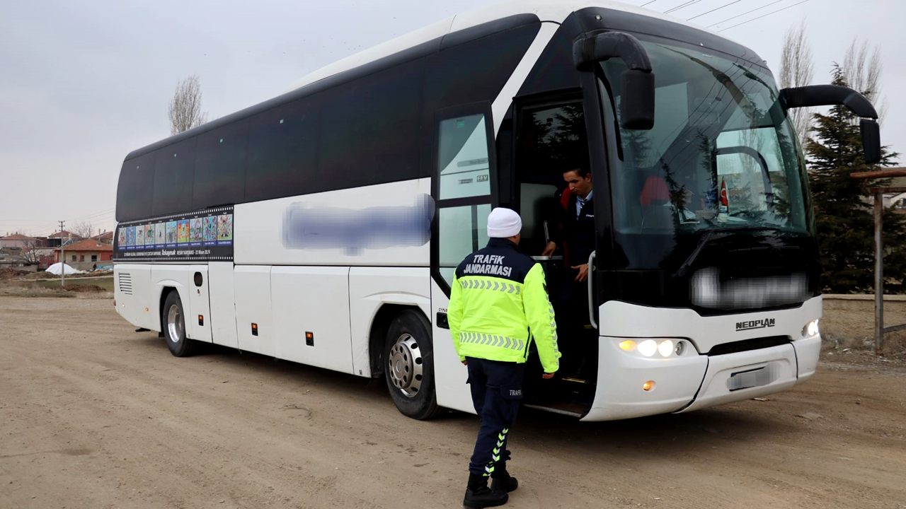 Aksaray Jandarma Yolcu Otobüsü Kontrollerine Devam ediyor